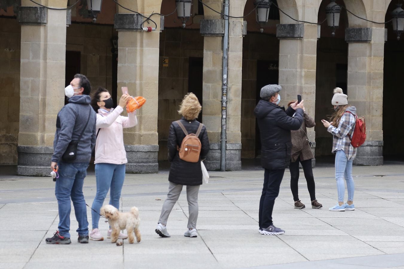 Está siendo el Día de San Sebastián más extraño de los últimos años. A pesar de las restricciones muchos donostiarras han salido a la calle a celebrar el día con todas las medidas de seguridad