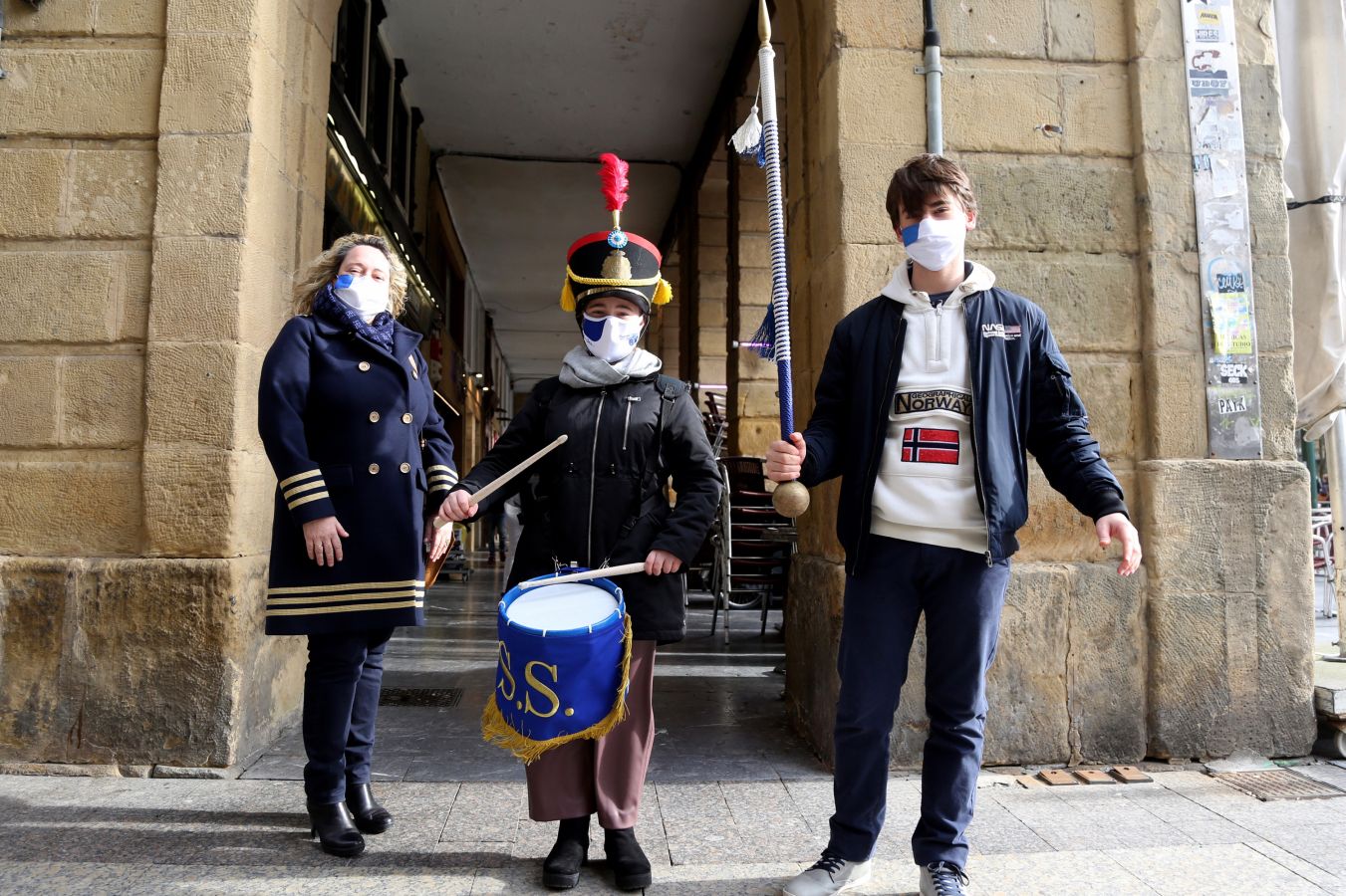 Está siendo el Día de San Sebastián más extraño de los últimos años. A pesar de las restricciones muchos donostiarras han salido a la calle a celebrar el día con todas las medidas de seguridad