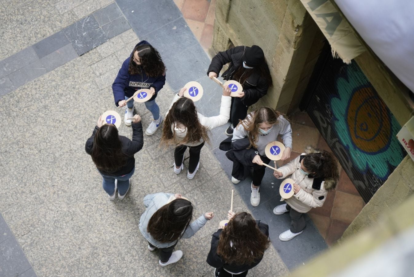 Está siendo el Día de San Sebastián más extraño de los últimos años. A pesar de las restricciones muchos donostiarras han salido a la calle a celebrar el día con todas las medidas de seguridad