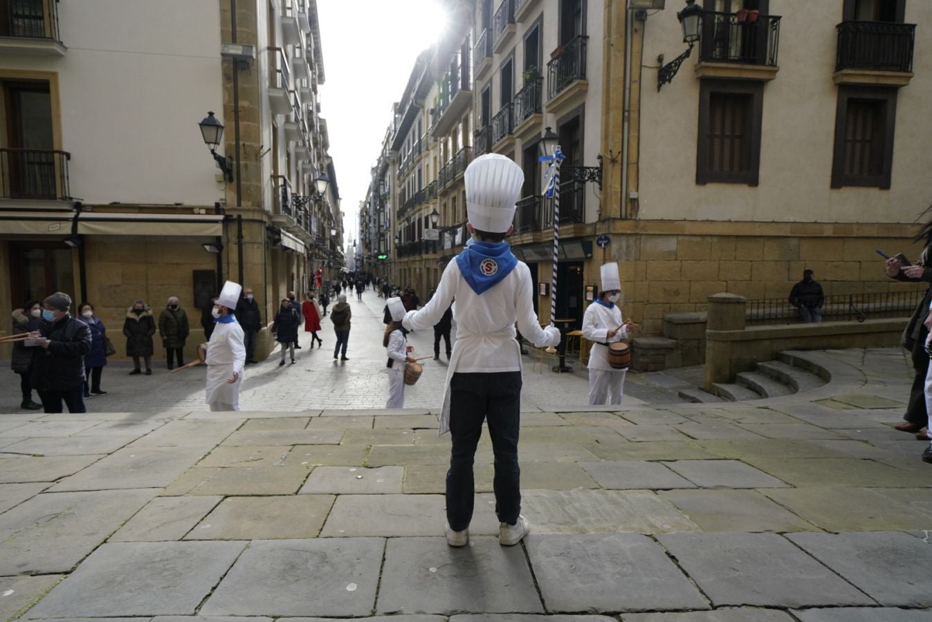 Está siendo el Día de San Sebastián más extraño de los últimos años. A pesar de las restricciones muchos donostiarras han salido a la calle a celebrar el día con todas las medidas de seguridad