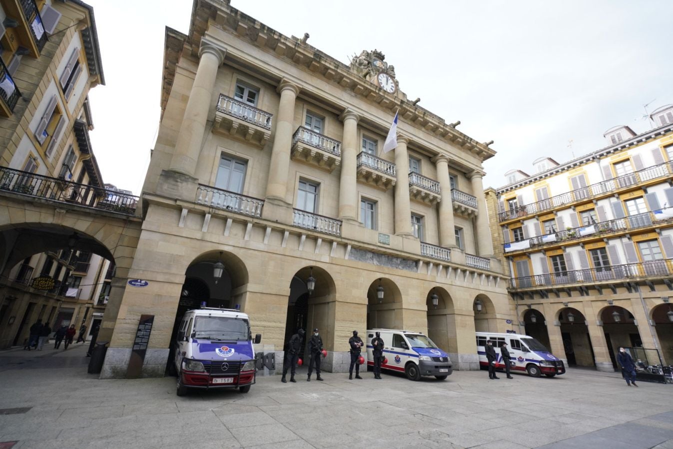 Está siendo el Día de San Sebastián más extraño de los últimos años. A pesar de las restricciones muchos donostiarras han salido a la calle a celebrar el día con todas las medidas de seguridad