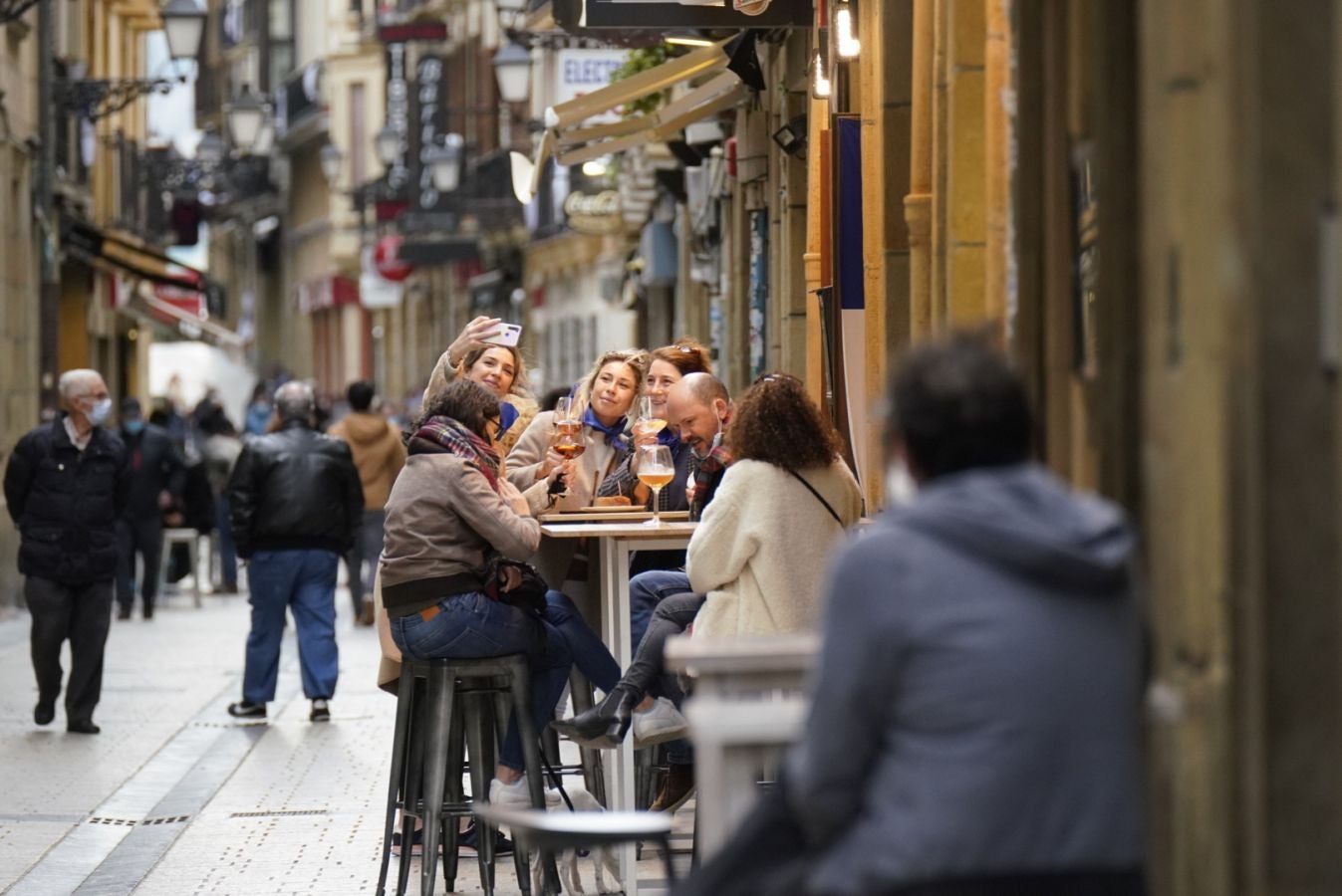 Está siendo el Día de San Sebastián más extraño de los últimos años. A pesar de las restricciones muchos donostiarras han salido a la calle a celebrar el día con todas las medidas de seguridad