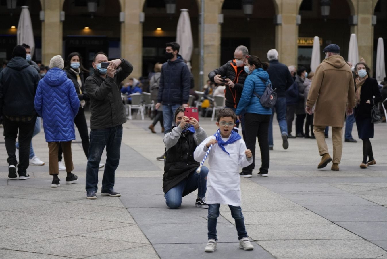 Está siendo el Día de San Sebastián más extraño de los últimos años. A pesar de las restricciones muchos donostiarras han salido a la calle a celebrar el día con todas las medidas de seguridad