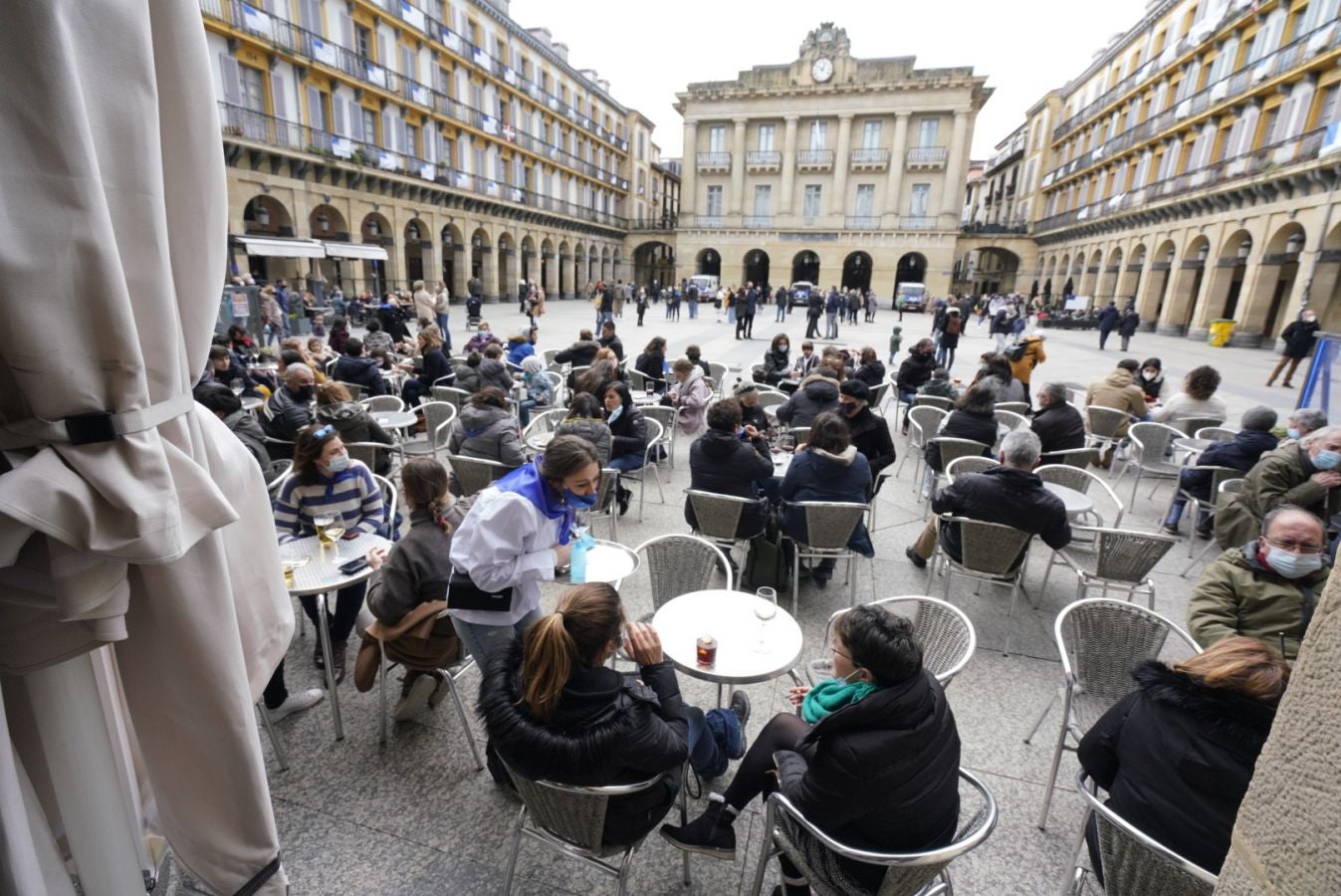Está siendo el Día de San Sebastián más extraño de los últimos años. A pesar de las restricciones muchos donostiarras han salido a la calle a celebrar el día con todas las medidas de seguridad