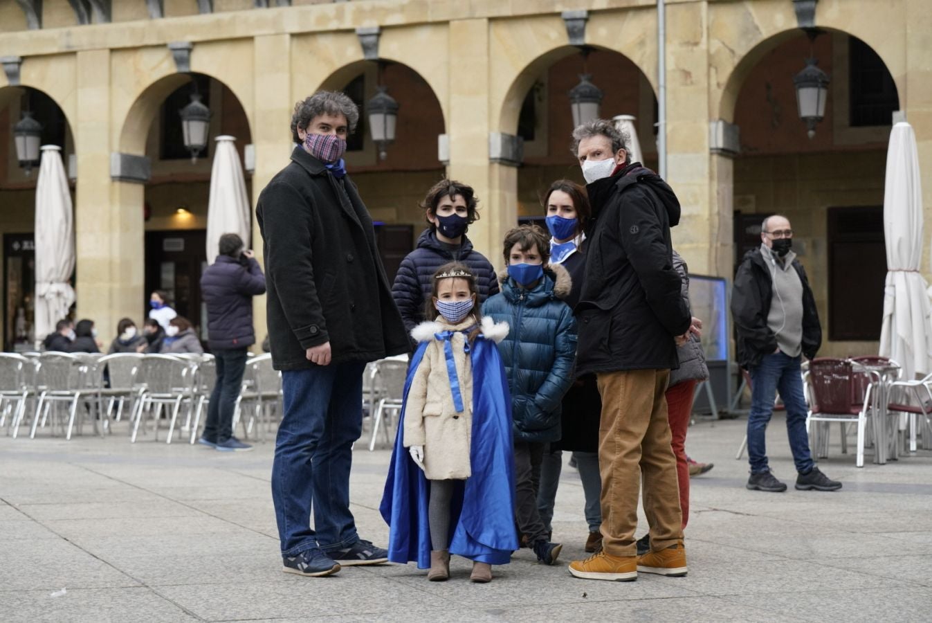 Está siendo el Día de San Sebastián más extraño de los últimos años. A pesar de las restricciones muchos donostiarras han salido a la calle a celebrar el día con todas las medidas de seguridad