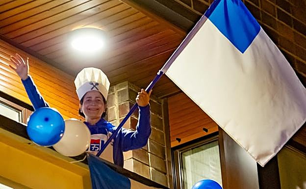 Nerea Anabitarte, momentos antes de su particular izada en Gros. 