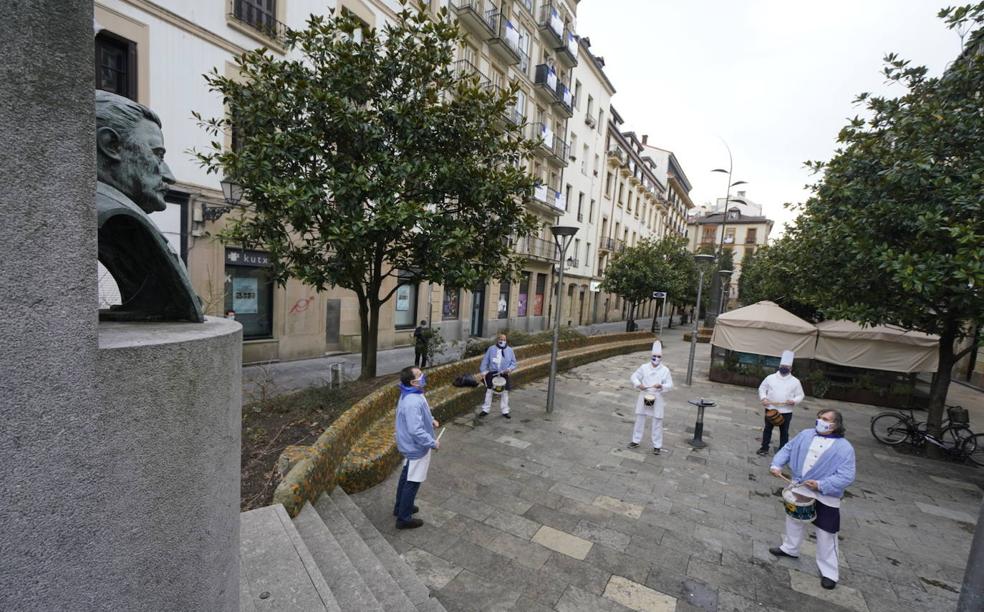 Donostia vive su Tamborrada más sentida y menos ruidosa