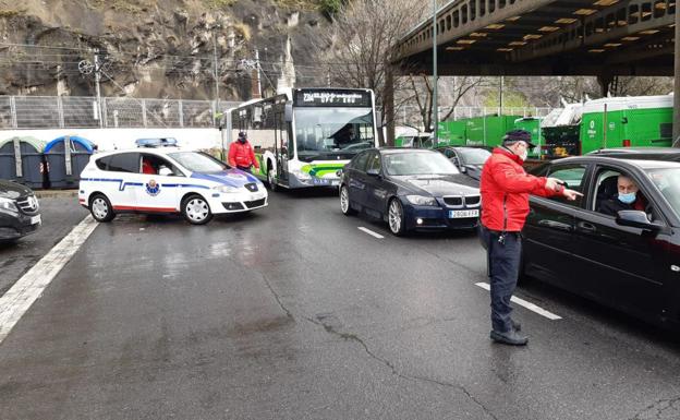 El Gobierno Vasco decreta el confinamiento municipal en Euskadi desde el lunes pero no adelanta la hora de cierre de comercios