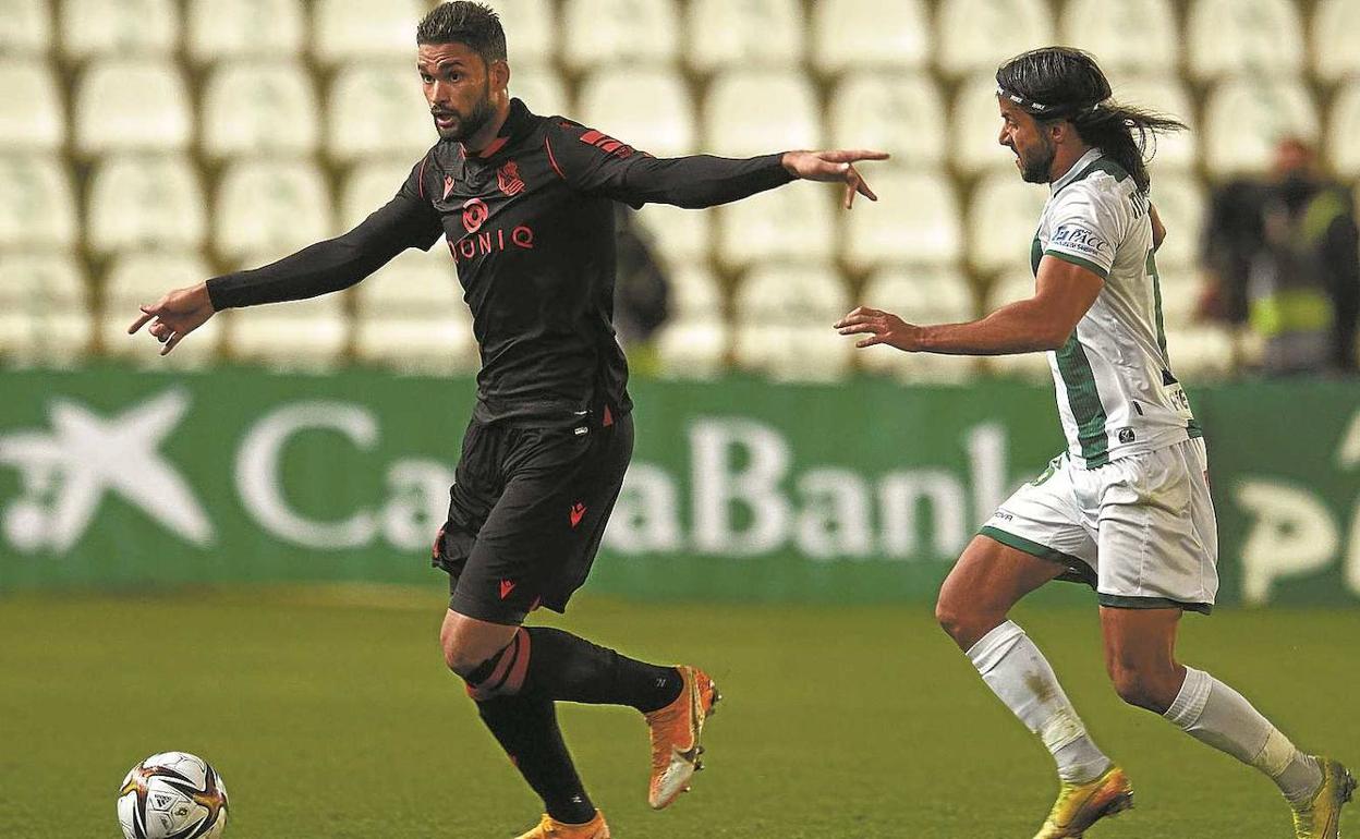 Willian José conduce el balón durante el partido de Copa del miércoles, el último que disputó como realista. manu reino