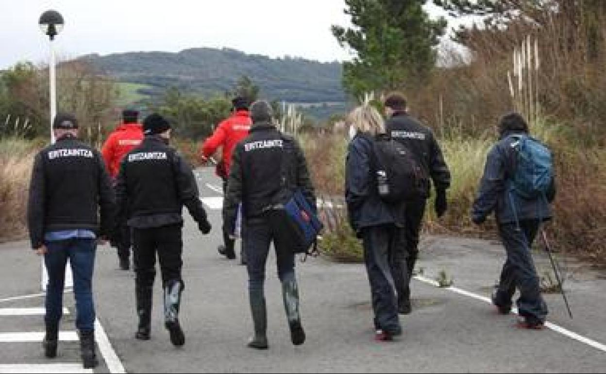 Equipo de analistas de la Ertzainza acceden al lugar donde se localizaron los restos..