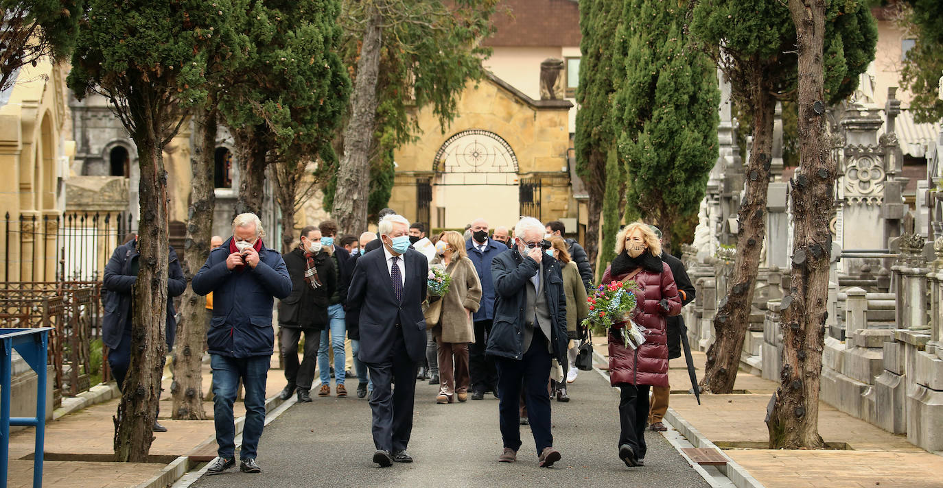 Hace veintiséis años Gregorio Ordóñez murió asesinado por ETA mientras comía en un restaurante de la Parte Vieja de Donostia, un atentado que provocó una convulsión en la sociedad vasca. Familiares, amigos, compañeros del partido y cargos institucionales se han reunido este sábado junto a la tumba del teniente de alcalde del PP en el Ayuntamiento de San Sebastián para rendirle homenaje y acompañar a su viuda, Ana Iríbar. 
