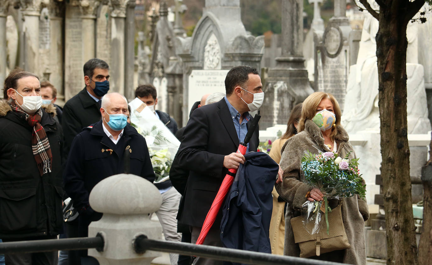 Hace veintiséis años Gregorio Ordóñez murió asesinado por ETA mientras comía en un restaurante de la Parte Vieja de Donostia, un atentado que provocó una convulsión en la sociedad vasca. Familiares, amigos, compañeros del partido y cargos institucionales se han reunido este sábado junto a la tumba del teniente de alcalde del PP en el Ayuntamiento de San Sebastián para rendirle homenaje y acompañar a su viuda, Ana Iríbar. 