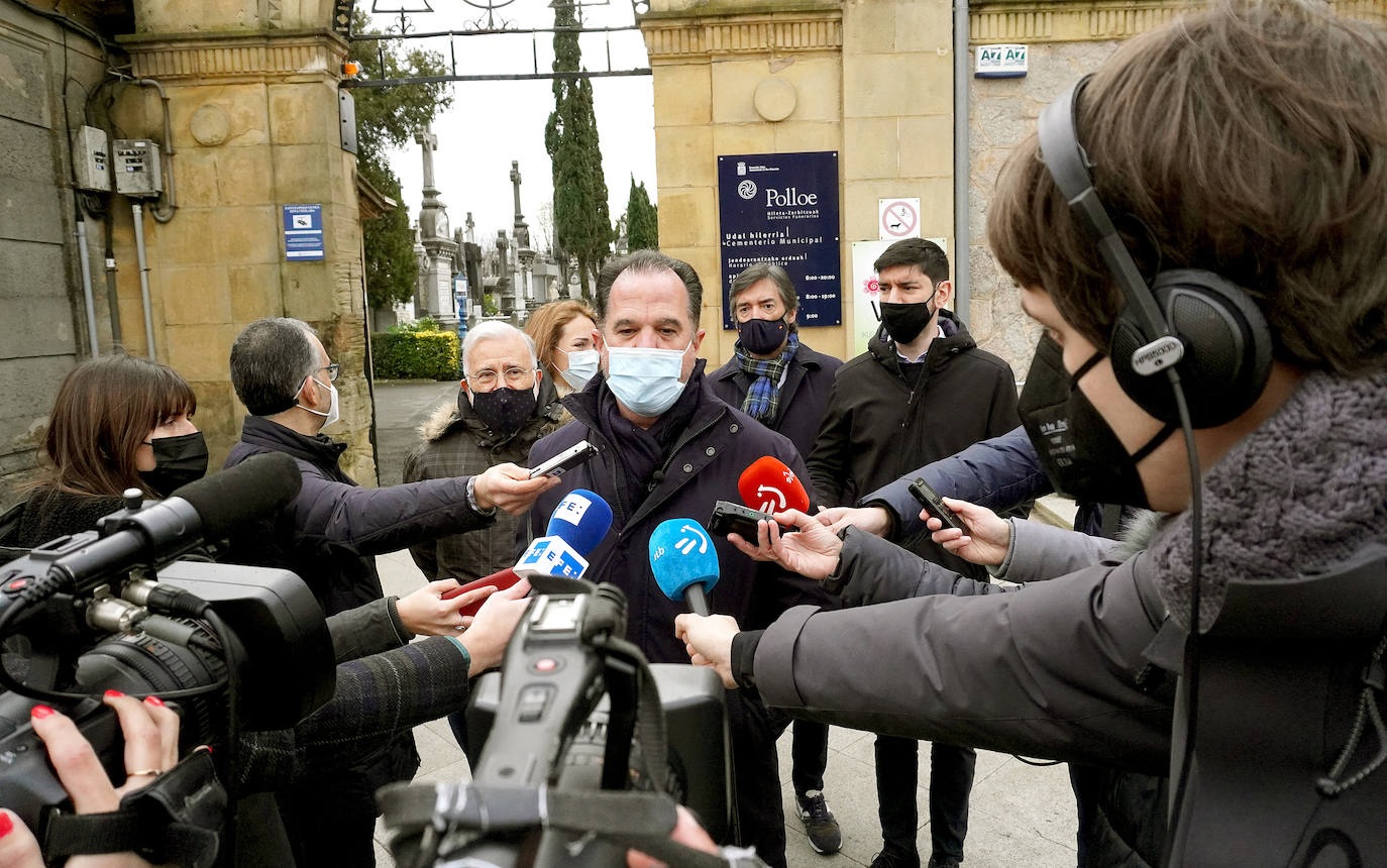 Hace veintiséis años Gregorio Ordóñez murió asesinado por ETA mientras comía en un restaurante de la Parte Vieja de Donostia, un atentado que provocó una convulsión en la sociedad vasca. Familiares, amigos, compañeros del partido y cargos institucionales se han reunido este sábado junto a la tumba del teniente de alcalde del PP en el Ayuntamiento de San Sebastián para rendirle homenaje y acompañar a su viuda, Ana Iríbar. 