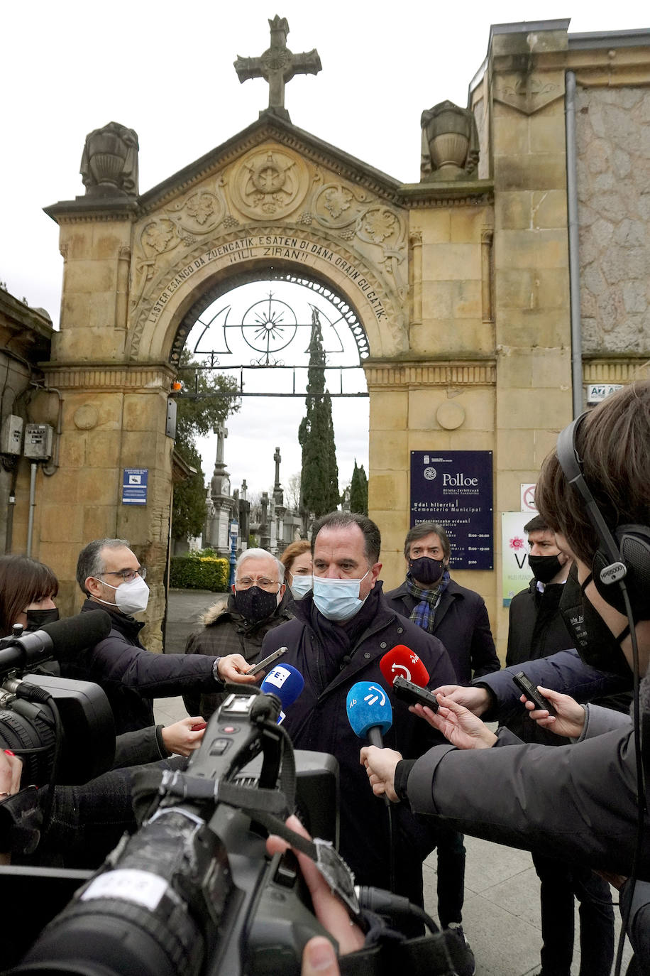 Hace veintiséis años Gregorio Ordóñez murió asesinado por ETA mientras comía en un restaurante de la Parte Vieja de Donostia, un atentado que provocó una convulsión en la sociedad vasca. Familiares, amigos, compañeros del partido y cargos institucionales se han reunido este sábado junto a la tumba del teniente de alcalde del PP en el Ayuntamiento de San Sebastián para rendirle homenaje y acompañar a su viuda, Ana Iríbar. 