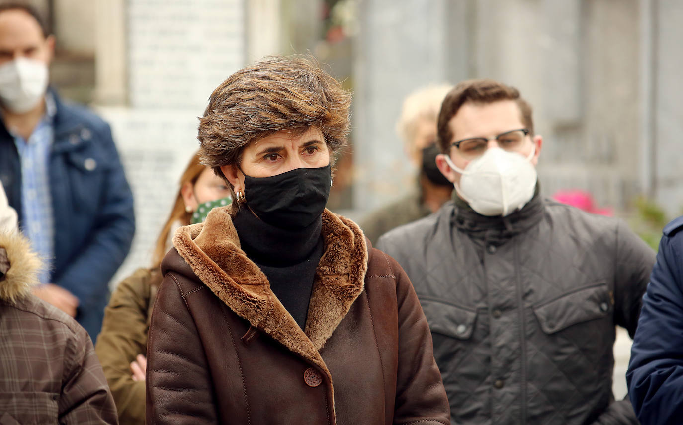 Hace veintiséis años Gregorio Ordóñez murió asesinado por ETA mientras comía en un restaurante de la Parte Vieja de Donostia, un atentado que provocó una convulsión en la sociedad vasca. Familiares, amigos, compañeros del partido y cargos institucionales se han reunido este sábado junto a la tumba del teniente de alcalde del PP en el Ayuntamiento de San Sebastián para rendirle homenaje y acompañar a su viuda, Ana Iríbar. 