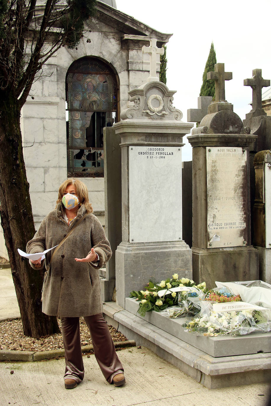 Hace veintiséis años Gregorio Ordóñez murió asesinado por ETA mientras comía en un restaurante de la Parte Vieja de Donostia, un atentado que provocó una convulsión en la sociedad vasca. Familiares, amigos, compañeros del partido y cargos institucionales se han reunido este sábado junto a la tumba del teniente de alcalde del PP en el Ayuntamiento de San Sebastián para rendirle homenaje y acompañar a su viuda, Ana Iríbar. 