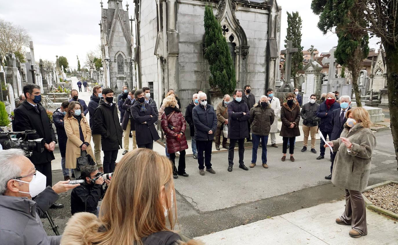 Hace veintiséis años Gregorio Ordóñez murió asesinado por ETA mientras comía en un restaurante de la Parte Vieja de Donostia, un atentado que provocó una convulsión en la sociedad vasca. Familiares, amigos, compañeros del partido y cargos institucionales se han reunido este sábado junto a la tumba del teniente de alcalde del PP en el Ayuntamiento de San Sebastián para rendirle homenaje y acompañar a su viuda, Ana Iríbar. 
