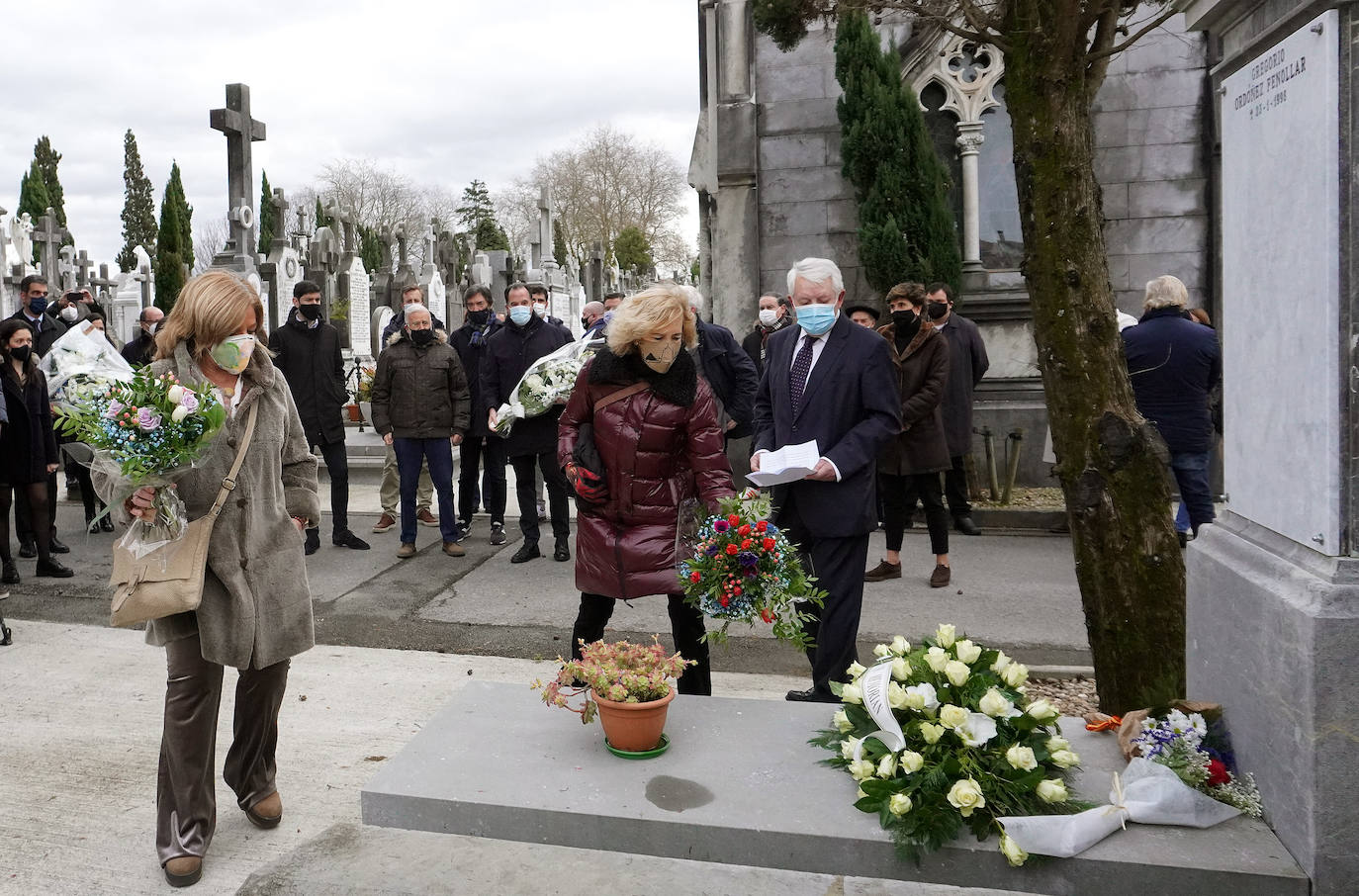 Hace veintiséis años Gregorio Ordóñez murió asesinado por ETA mientras comía en un restaurante de la Parte Vieja de Donostia, un atentado que provocó una convulsión en la sociedad vasca. Familiares, amigos, compañeros del partido y cargos institucionales se han reunido este sábado junto a la tumba del teniente de alcalde del PP en el Ayuntamiento de San Sebastián para rendirle homenaje y acompañar a su viuda, Ana Iríbar. 