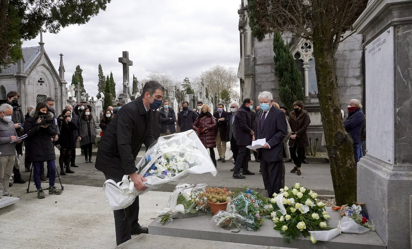 Hace veintiséis años Gregorio Ordóñez murió asesinado por ETA mientras comía en un restaurante de la Parte Vieja de Donostia, un atentado que provocó una convulsión en la sociedad vasca. Familiares, amigos, compañeros del partido y cargos institucionales se han reunido este sábado junto a la tumba del teniente de alcalde del PP en el Ayuntamiento de San Sebastián para rendirle homenaje y acompañar a su viuda, Ana Iríbar. 