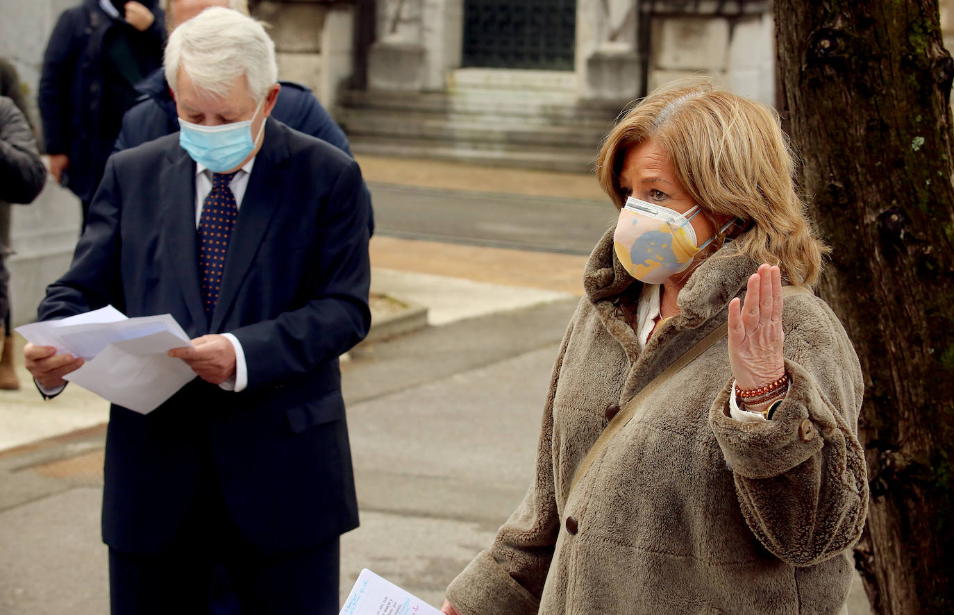 Hace veintiséis años Gregorio Ordóñez murió asesinado por ETA mientras comía en un restaurante de la Parte Vieja de Donostia, un atentado que provocó una convulsión en la sociedad vasca. Familiares, amigos, compañeros del partido y cargos institucionales se han reunido este sábado junto a la tumba del teniente de alcalde del PP en el Ayuntamiento de San Sebastián para rendirle homenaje y acompañar a su viuda, Ana Iríbar. 