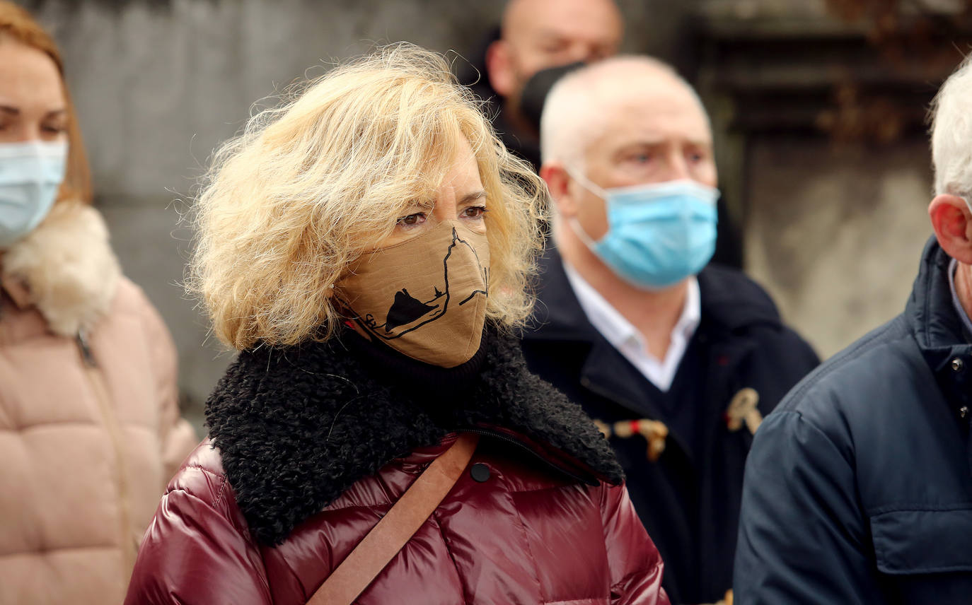 Hace veintiséis años Gregorio Ordóñez murió asesinado por ETA mientras comía en un restaurante de la Parte Vieja de Donostia, un atentado que provocó una convulsión en la sociedad vasca. Familiares, amigos, compañeros del partido y cargos institucionales se han reunido este sábado junto a la tumba del teniente de alcalde del PP en el Ayuntamiento de San Sebastián para rendirle homenaje y acompañar a su viuda, Ana Iríbar. 