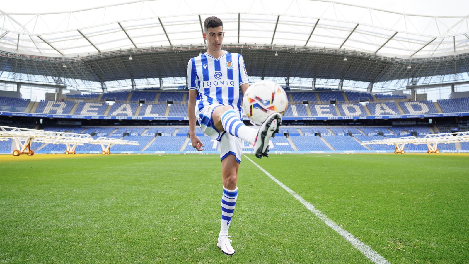 Carlos Fernández se ha convertido este domingo en nuevo jugador de la Real Sociedad. El atacante andaluz ha sido presentado esta tarde y antes ha tenido la oportunidad de ejercitarse junto a sus compañeros