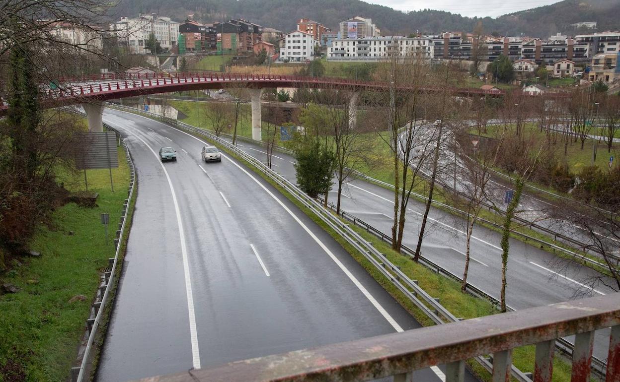 El accidente se produjo en el kilómetro 5 de la GI-20 en sentido Usurbil.