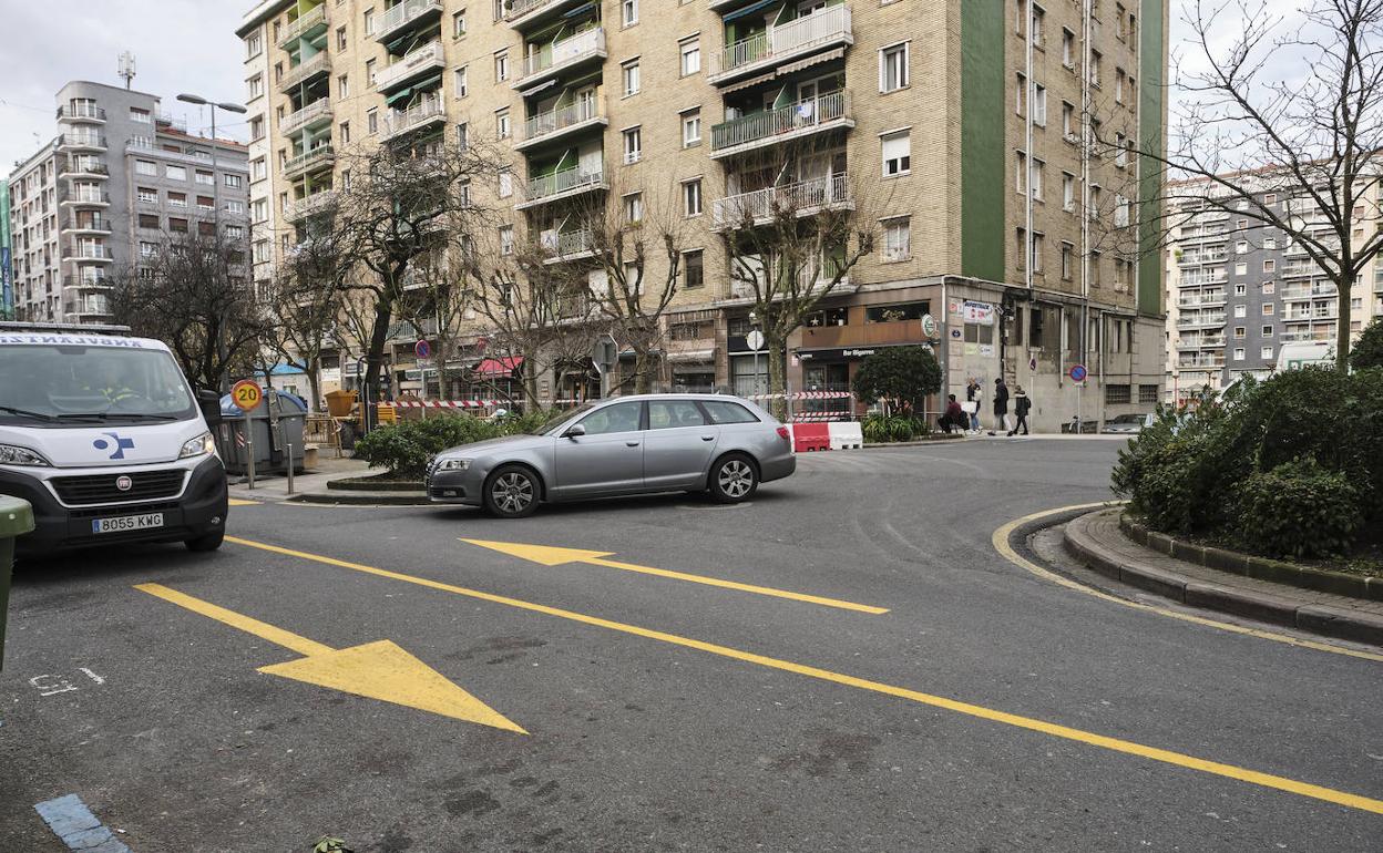 La raya continua impide acceder a la rotonda y hacer el giro.