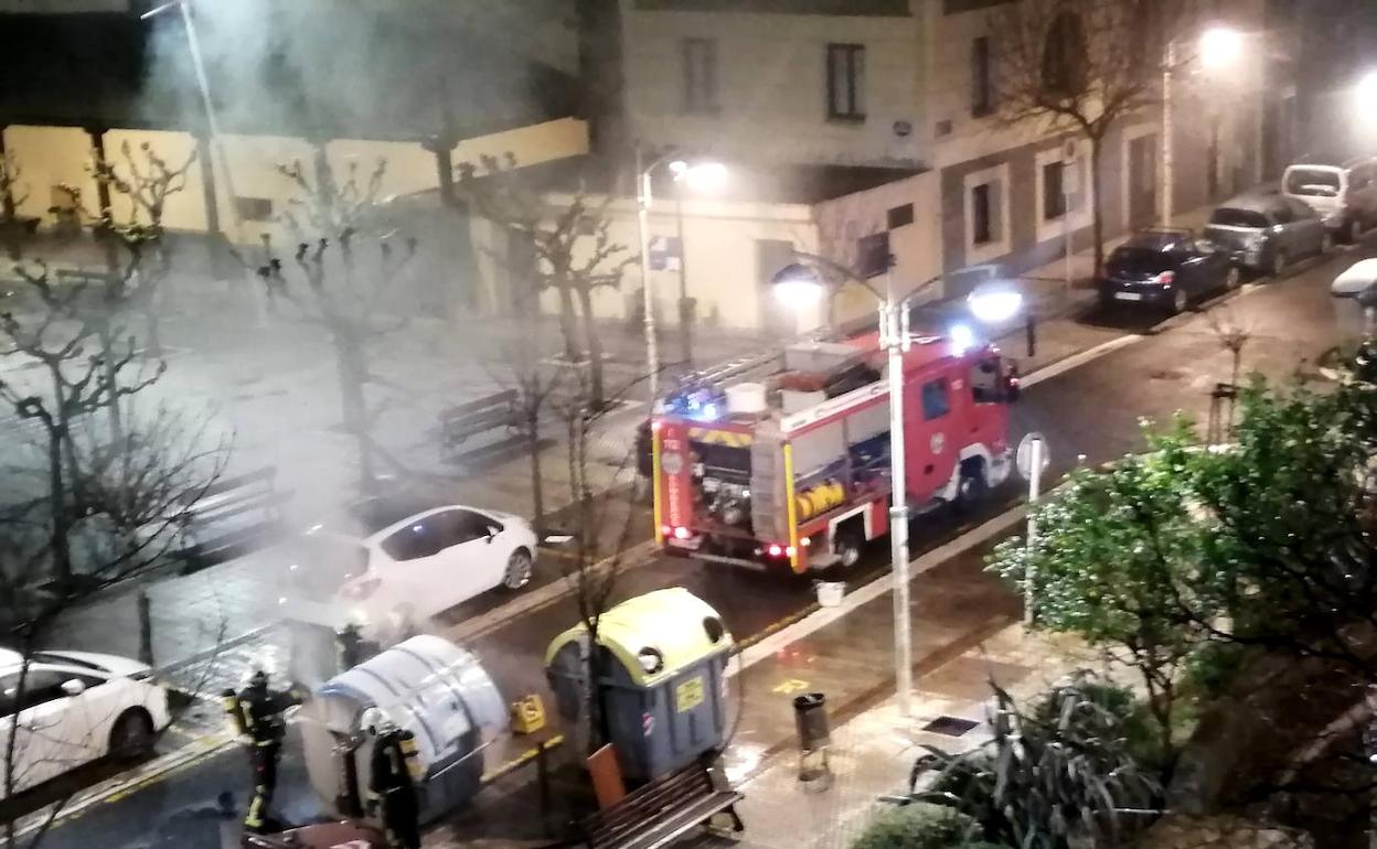 Los bomberos sofocan el fuego en el contenedor.
