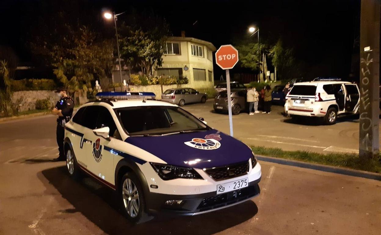La Ertzaintza sanciona a 19 personas que se encontraban de fiesta en un bar donostiarra