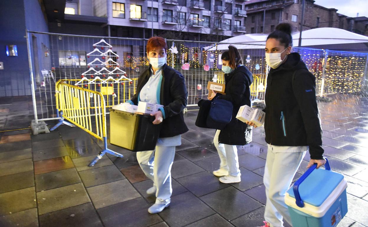 Enfermeras de Osakidetza llegan con vacunas a una residencia en el inicio de la campaña.