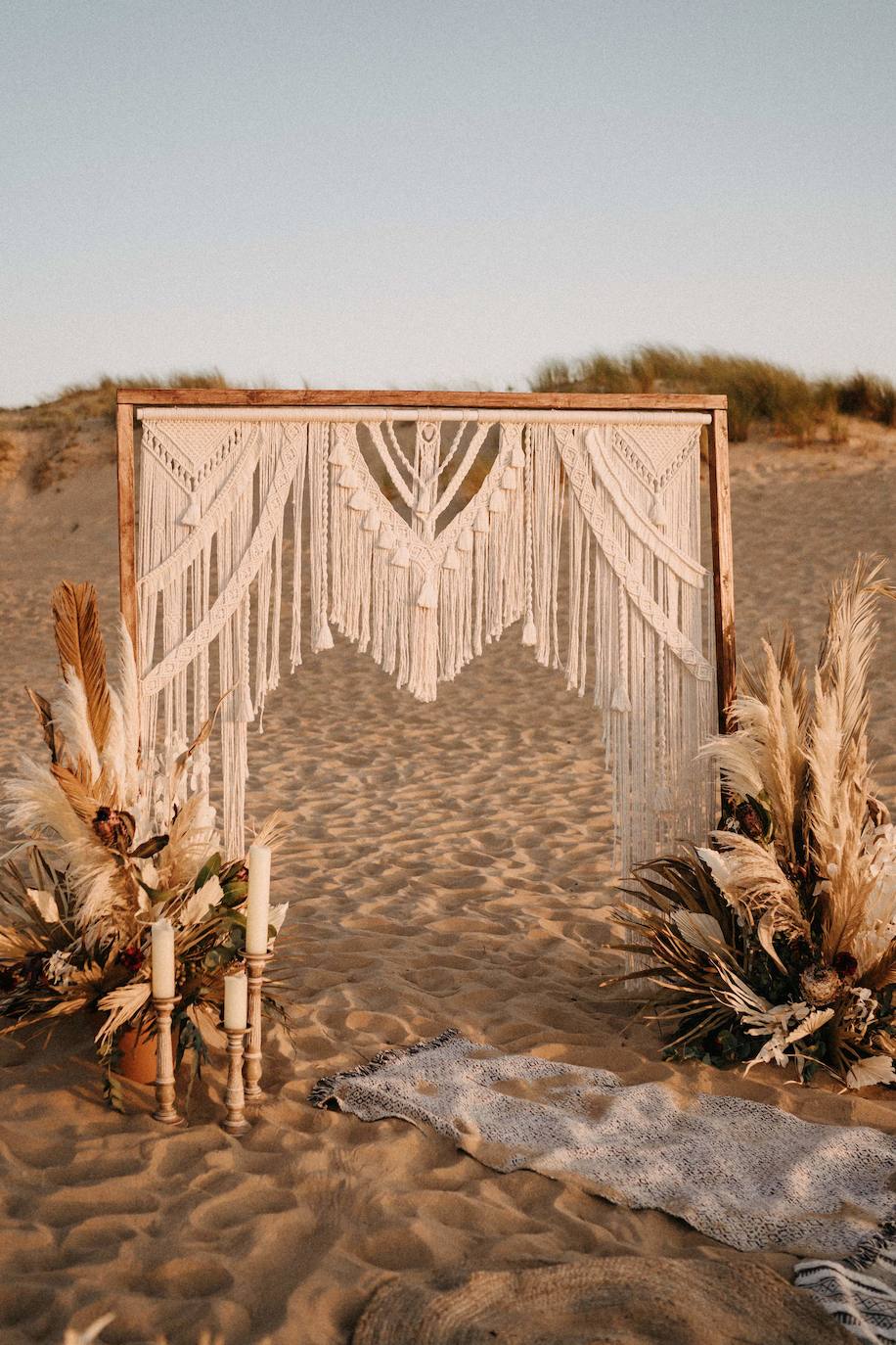 Una boda íntima en la playa, en las Dunas de Liencres, puede ser un evento único e inolvidable, de estilo 'boho' y elementos en macramé. Ideal para casarse en época de pandemia (organización, coordinación y decoración de 'Bodas Muy Mía'). 