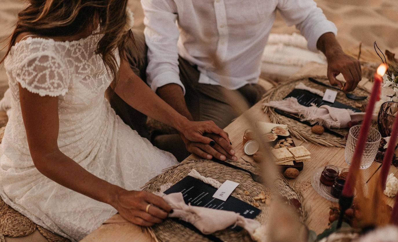 Una boda íntima en la playa, en las Dunas de Liencres, puede ser un evento único e inolvidable, de estilo 'boho' y elementos en macramé. Ideal para casarse en época de pandemia (organización, coordinación y decoración de 'Bodas Muy Mía'). 