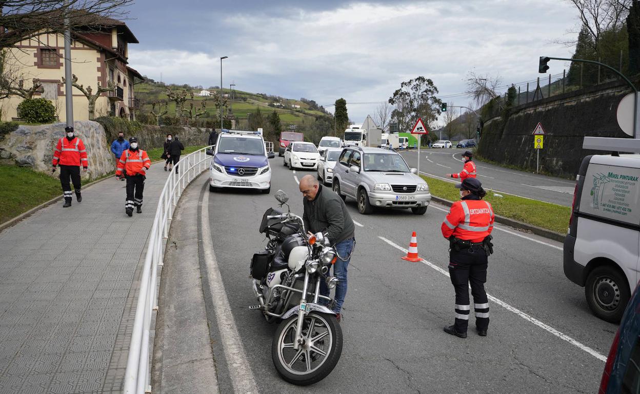Control de la Ertzaintza en Tolosa para comprobar que los ciudadanos cumplen con el confinamiento municipal de esta localidad.