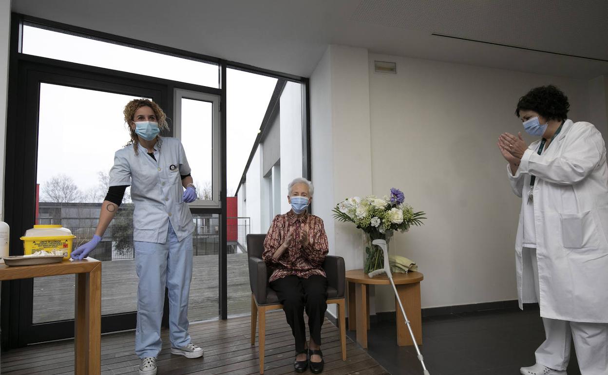 Bernardina y las trabajadoras aplauden tras recibir el domingo 17 la segunda dosis. 