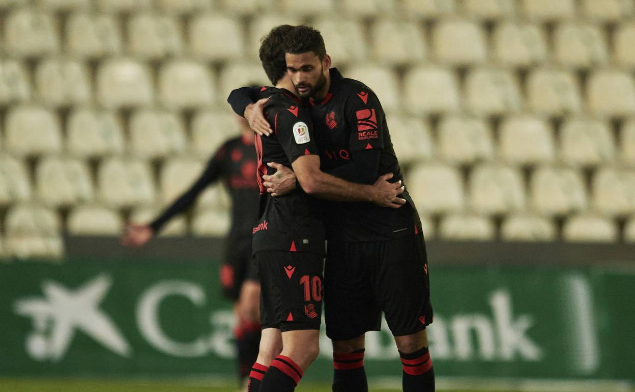 Willian José abraza a Oyarzabal durante su último partido con la Real.