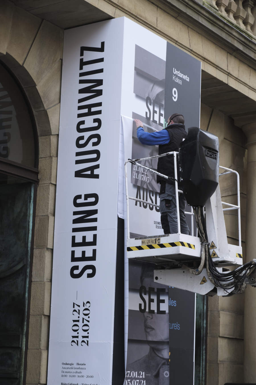 El Koldo Mitxelena acoge una exposición que invita a cuestionarse de forma crítica qué hemos visto y qué sabemos del campo de exterminio naz