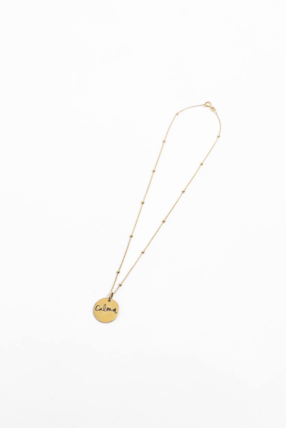 San Valentín es algo más que el día del amor entre parejas; también es el día del amor con tu madre o con tu mejor amiga. Porque ahora todo cobra más sentido que nunca. Echamos de menos besar, abrazar, reír juntos y sentir. Colgantes, pulseras, pendientes, tazas... y las flores también son un esencial de este día. Por eso en este 2021 tan atípico, te proponemos un bouquet de paniculata, eucalipto y rosas rojas preservadas que duran para siempre. No hay excusas para alegrar un día como este, para sorprender a esa persona especial que hace mucho que no ves, o porque sí, porque te lo mereces. ¡Inspírate!