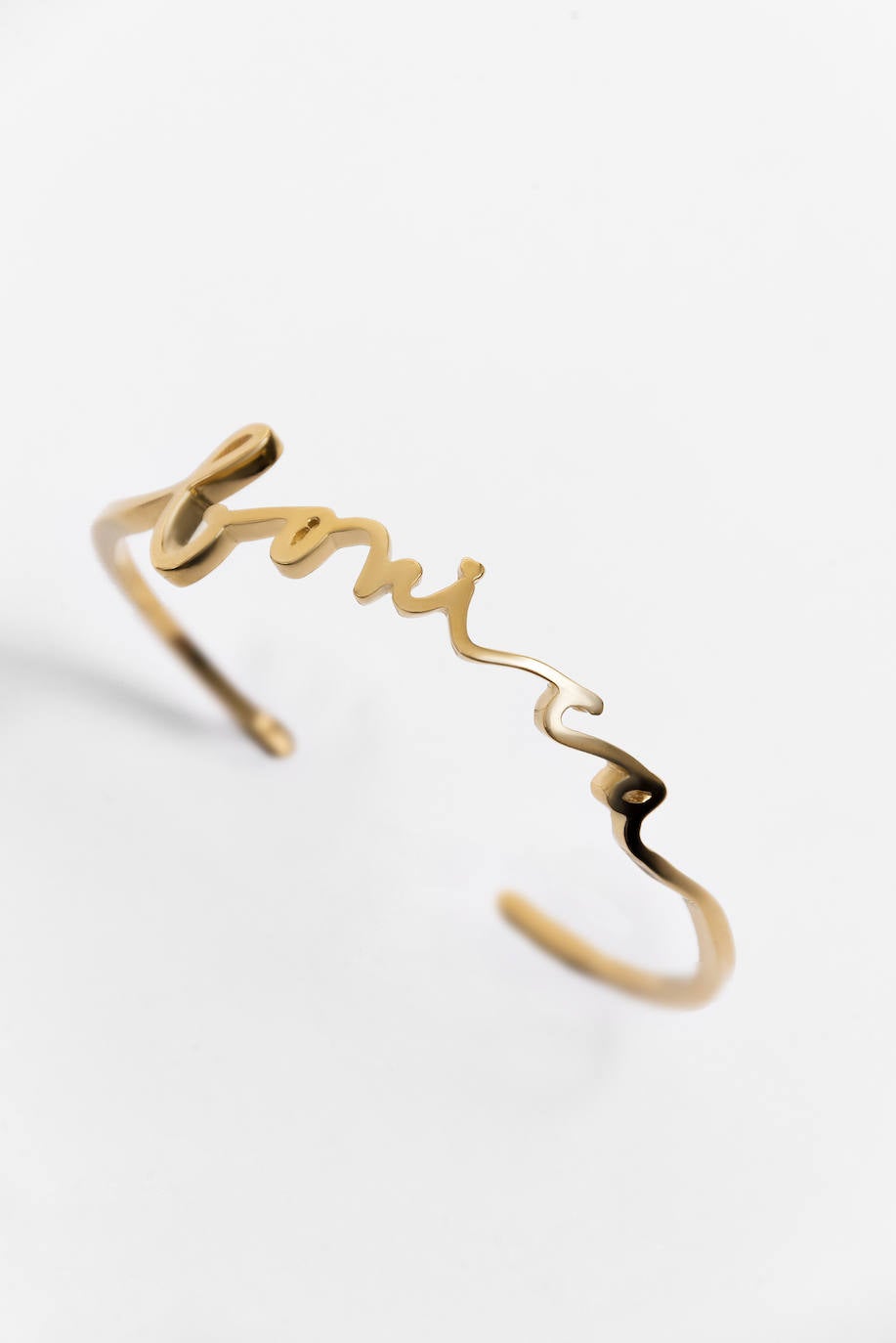 San Valentín es algo más que el día del amor entre parejas; también es el día del amor con tu madre o con tu mejor amiga. Porque ahora todo cobra más sentido que nunca. Echamos de menos besar, abrazar, reír juntos y sentir. Colgantes, pulseras, pendientes, tazas... y las flores también son un esencial de este día. Por eso en este 2021 tan atípico, te proponemos un bouquet de paniculata, eucalipto y rosas rojas preservadas que duran para siempre. No hay excusas para alegrar un día como este, para sorprender a esa persona especial que hace mucho que no ves, o porque sí, porque te lo mereces. ¡Inspírate!