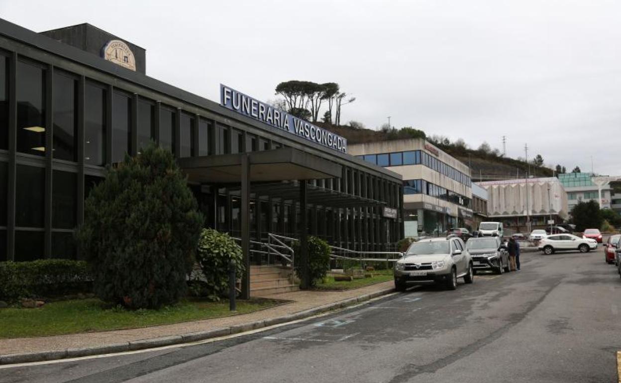 Varias personas, ayer, junto al tanatorio de Rekalde, cuartel general de Funeraria Vascongada. 