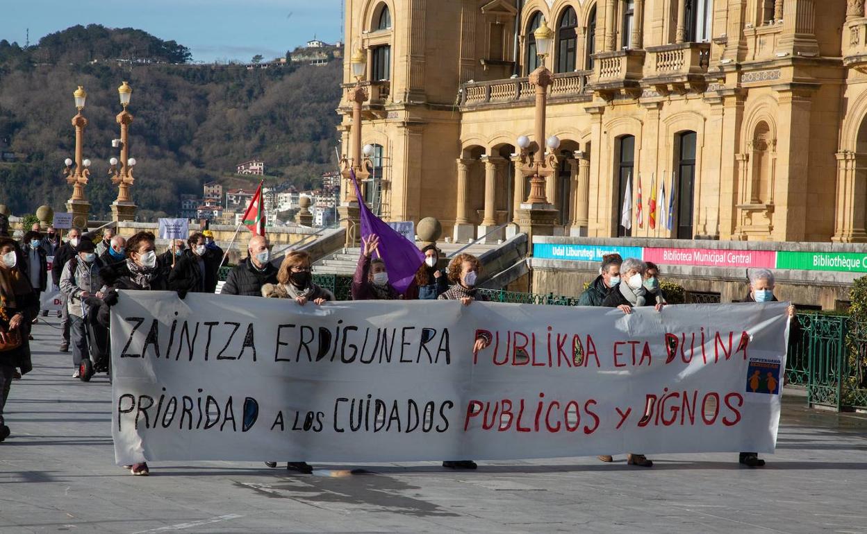 Trabajadoras del sector de los cuidados vasco paran para reclamar un «modelo público» | el diario vasco