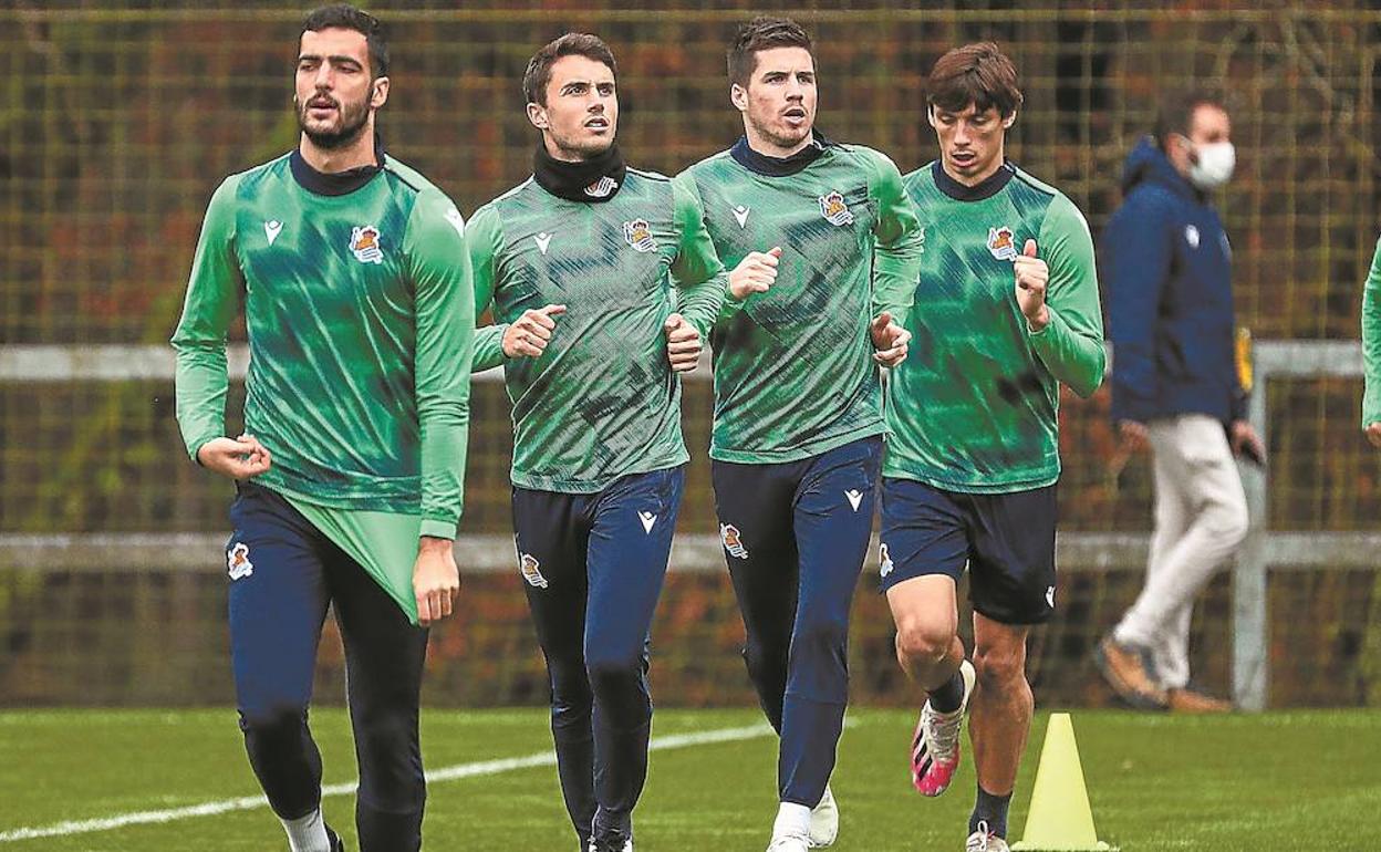 Merino, Guevara, Zubeldia, Le Normand y Portu se ejercitan en el entrenamiento de ayer en Zubieta.