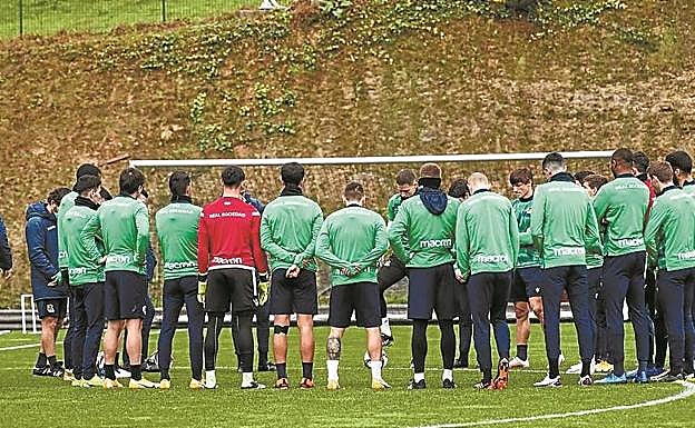 Imanol reúne a sus jugadores, entre los que estaba Carlos Fernández