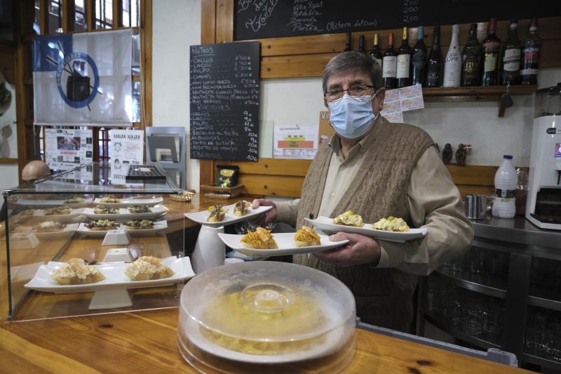 Pedro Pandiello, del Bar Txartela, recoge las sobras sin consumir. 