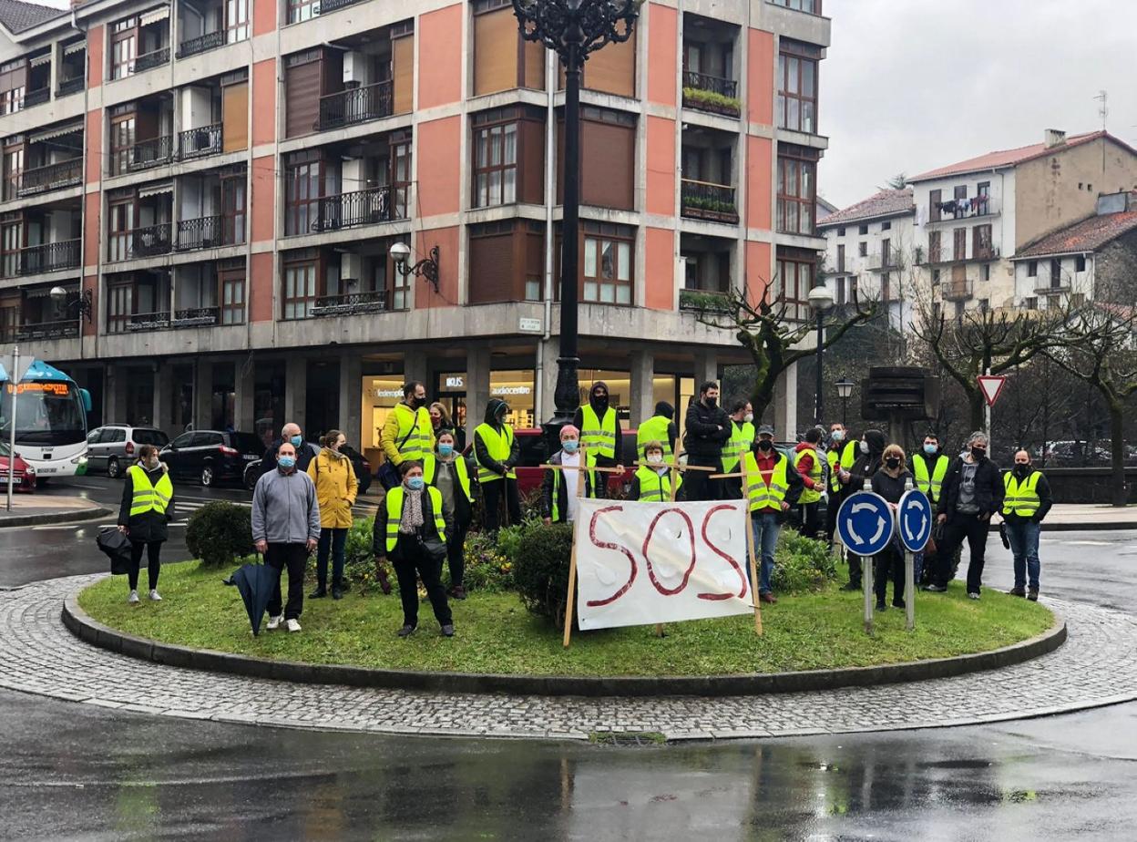 Cada rotonda de la localidad muestra la difícil situación de los hostelería. 