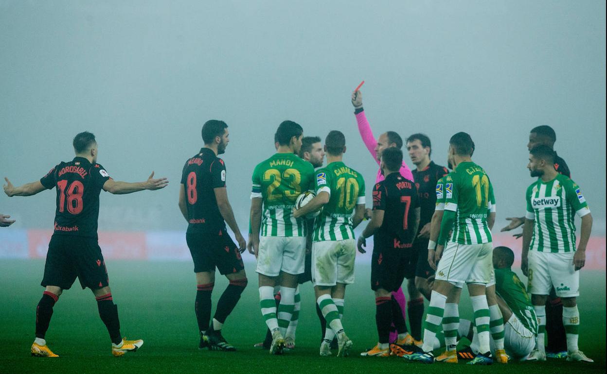 Asier Illarramendi observa atónito la segunda amarilla que le saca Mateu Lahoz por una falta inexistente.