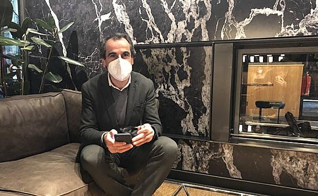 Raúl Fernandez, director del hotel Arbaso en la recepción del hotel. 