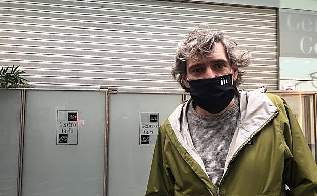 Ramón Elizalde junto a su bar del mercado de San Martín que permanece con la persiana bajada. 