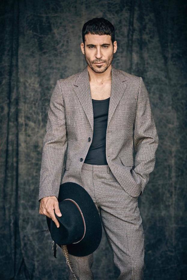 El actor Miguel Ángel Silvestre posa con un sombrero de este artesano donostiarra.
