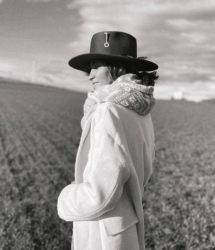 Sara Carbonero luce el sombrero que Gorka diseño especialmente para ella. 